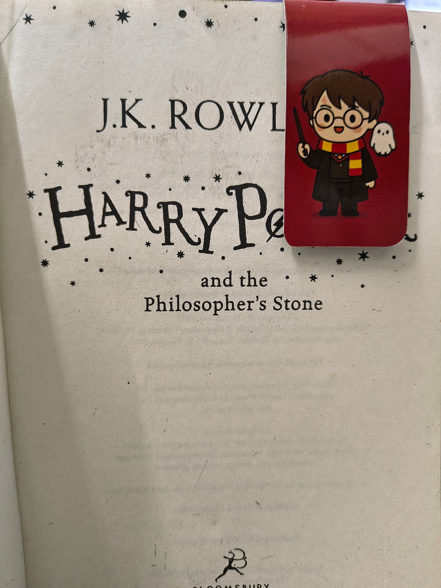 Book cover of 'Harry Potter and the Philosopher's Stone' with a Harry Potter bookmark.